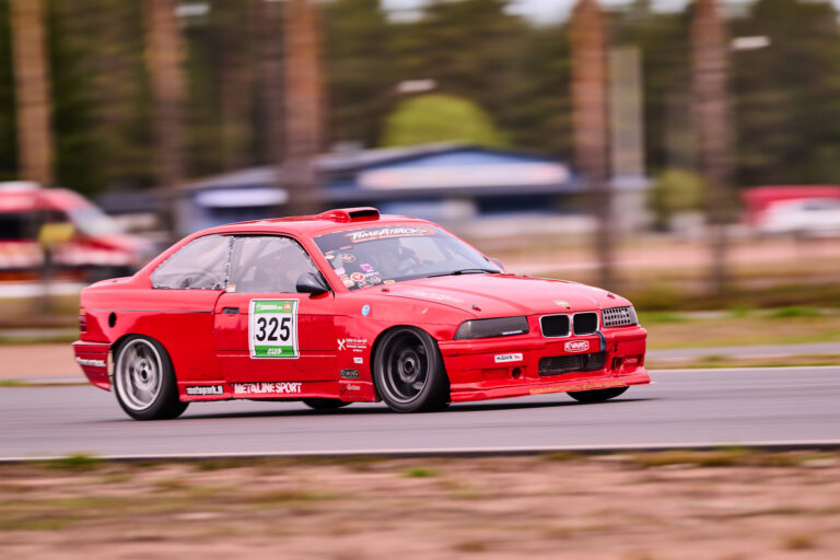 Punainen BMW radalla Alastarolla