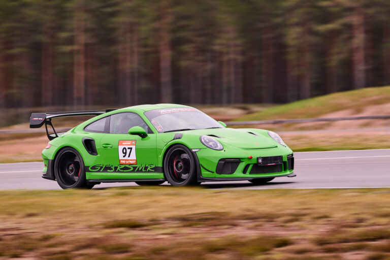 Vihreä Porsche 911 radalla Alastarolla
