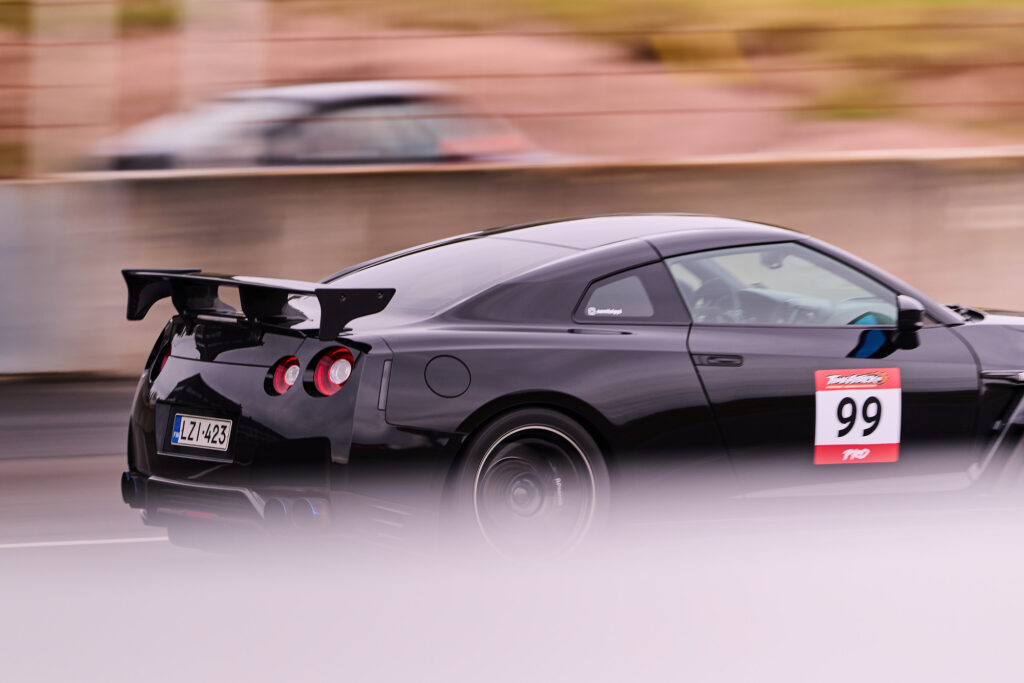 Nissan GT-R vauhdissa Alastarolla