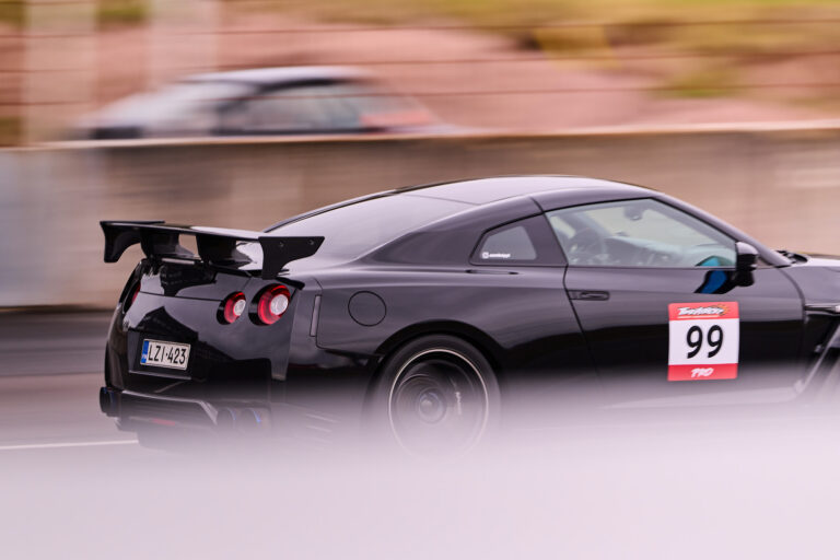 Nissan GT-R vauhdissa Alastarolla