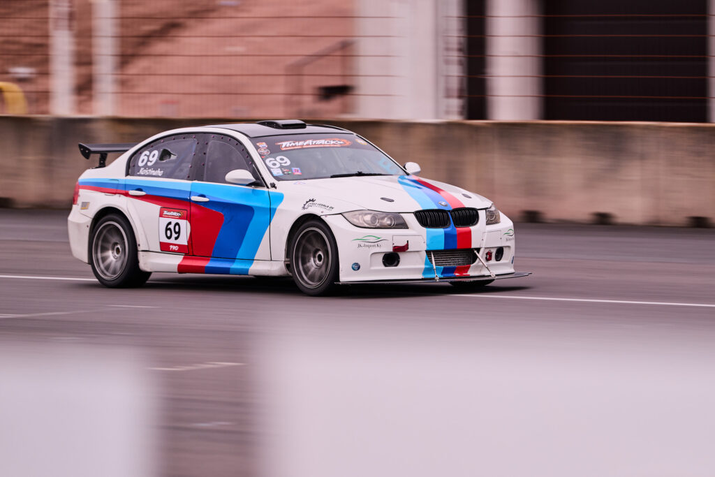 BMW kilpa-auto radalla Alastarolla