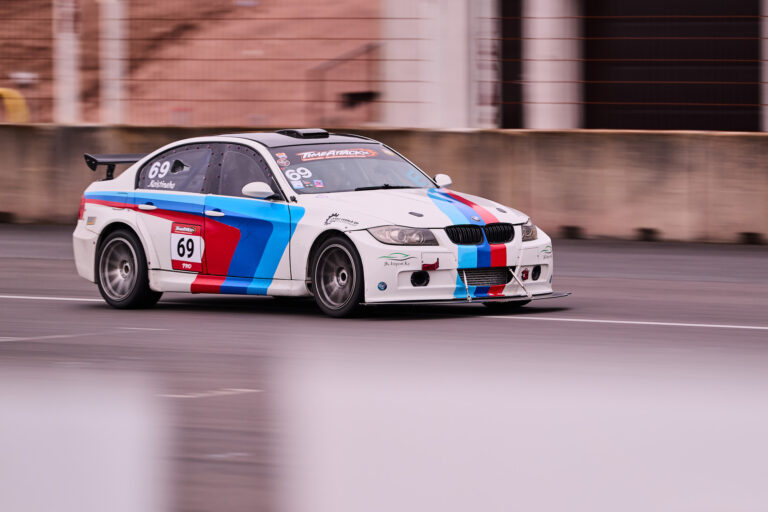 BMW kilpa-auto radalla Alastarolla