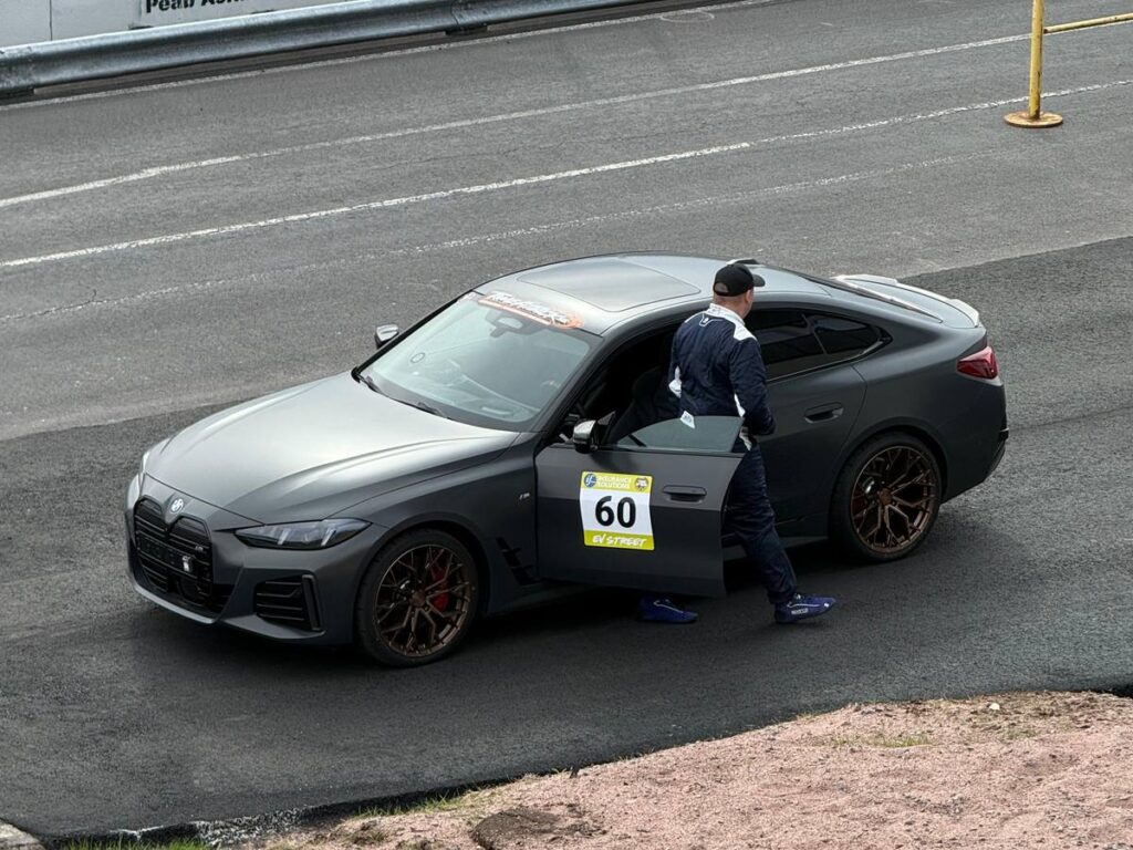 Lasse Palviainen nousee BMW i4 M60 -autoonsa Alastaro Circuitin varikkosuoralla