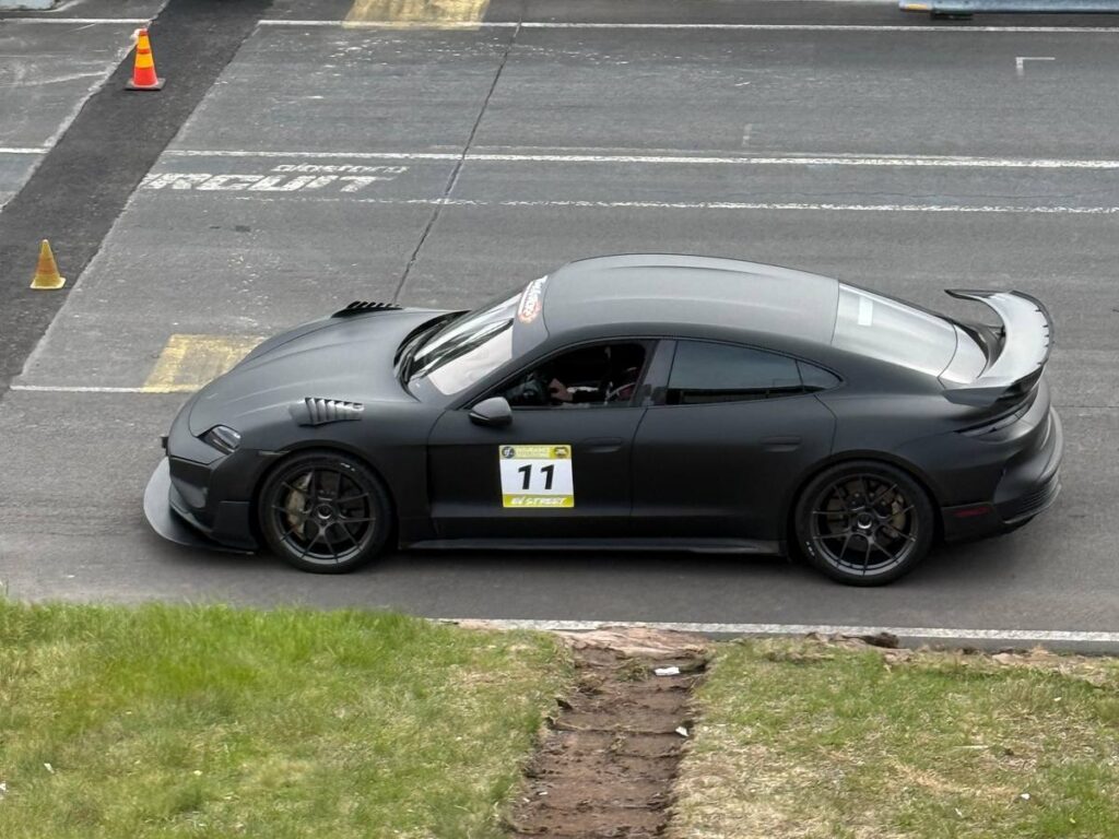 Oskari Gröhnin mattamusta Porsche Taycan Turbo GT Weissach Alastaro Circuitilla