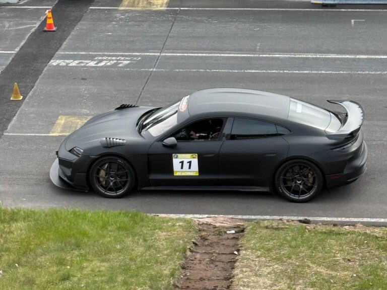 Oskari Gröhnin mattamusta Porsche Taycan Turbo GT Weissach Alastaro Circuitilla